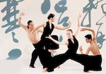 布拉瑞揚（右）於雲門舞集擔任舞者時期。圖為《行草》，林懷民編舞，2001。