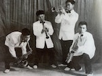 邱火榮（左）當兵時擔任九三師康樂隊薩克斯風手，以音樂才華獲得極高評價。