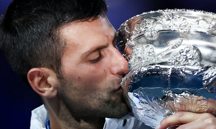 喬科維奇澳網封王追平大滿貫賽22座冠軍紀錄，重登世界第1激動落淚：這是我一生最重大的勝利