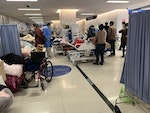 上海疫情達高峰  醫院急診大廳擁擠(1)