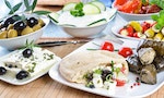 《希臘美食史》希臘美食的前提是愉快的心情，在餐廳用餐，獲得的樂趣取決於複雜的協商