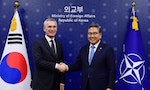 北約秘書長訪韓國敦促增強軍援烏克蘭，並呼籲「民主國家必須與烏克蘭人站在一起」