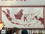 繪有峇迪克蠟染傳統圖紋的印度尼西亞統一共和國(NKRI)地圖