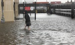 紐約破紀錄暴雨癱瘓地鐵機場，全市進入緊急狀態，州長：氣候變遷影響暴洪恐成新常態
