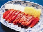 04_烤烏魚子，配食為蘋果和白蘿蔔。