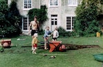 圖3-詹姆斯·戴森與三個孩子使用他發明的球型手推車Ballbarrow在院子挖鑿