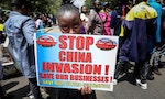 數百人遊行要求終結「中國入侵」：肯亞「中國廣場」超市的平價商品為何惹議？