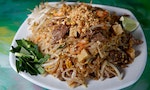原是二戰期間為團結泰國而推廣的「國菜」，如今成了全球家喻戶曉的「Pad Thai」