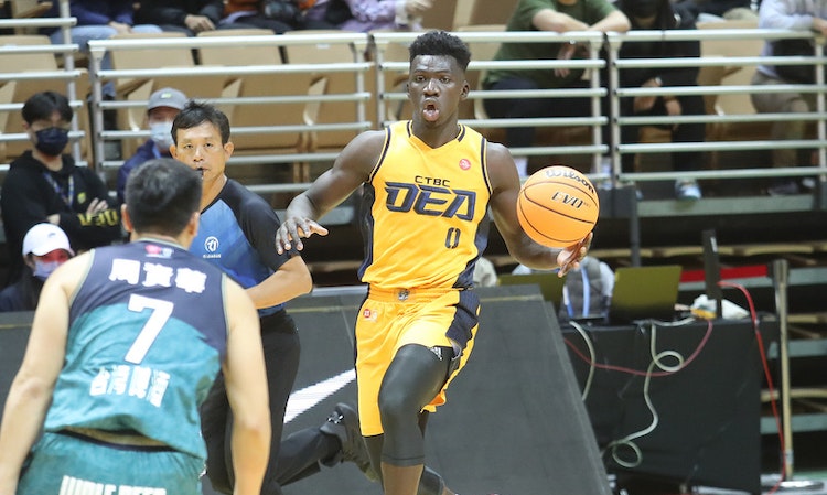 從小在台灣長大的非裔阿巴西，FIBA認證能以「本土球員」身分代表中華隊出賽