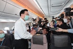 蔡總統出訪  吳釗燮向隨團媒體打招呼致意