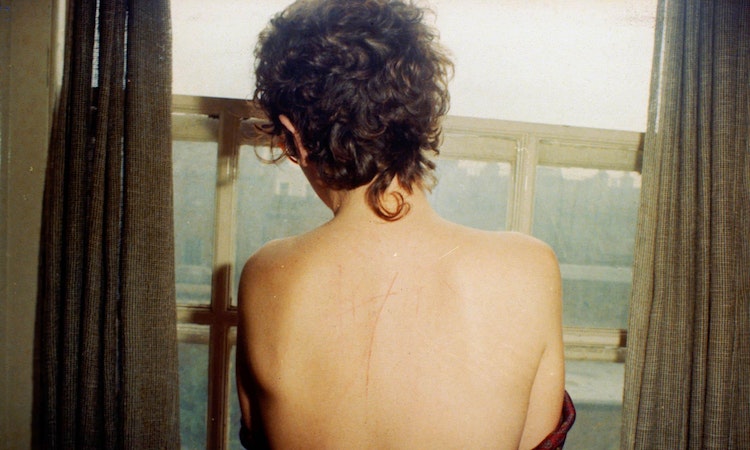 人生就是一場面對疼痛的衝撞：攝影師Nan Goldin紀實電影《所有的美麗與血淚》