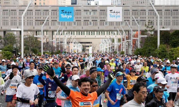 2023東京馬拉松觀賽心得：該怎麼在3萬8000名參賽者中，替兩位朋友加油？