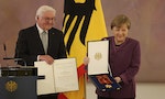 德國前總理梅克爾卸任後光環褪色，仍獲頒最高榮譽「大十字功績勳章」