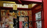除了火辣照片外，上頭的文字也藏有不少玄機：倫敦電話亭裡的「色情小廣告」