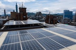 台北信義新城屋頂光電實景。屋頂太陽光電，是一種有效提升居住品質的「基礎設施」，可