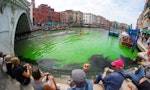 威尼斯大運河染成詭異「螢光綠」，誰最可能是造成河水顏色異常的元凶？