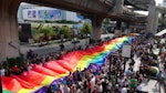曼谷同志驕傲大遊行  民眾高舉彩虹旗