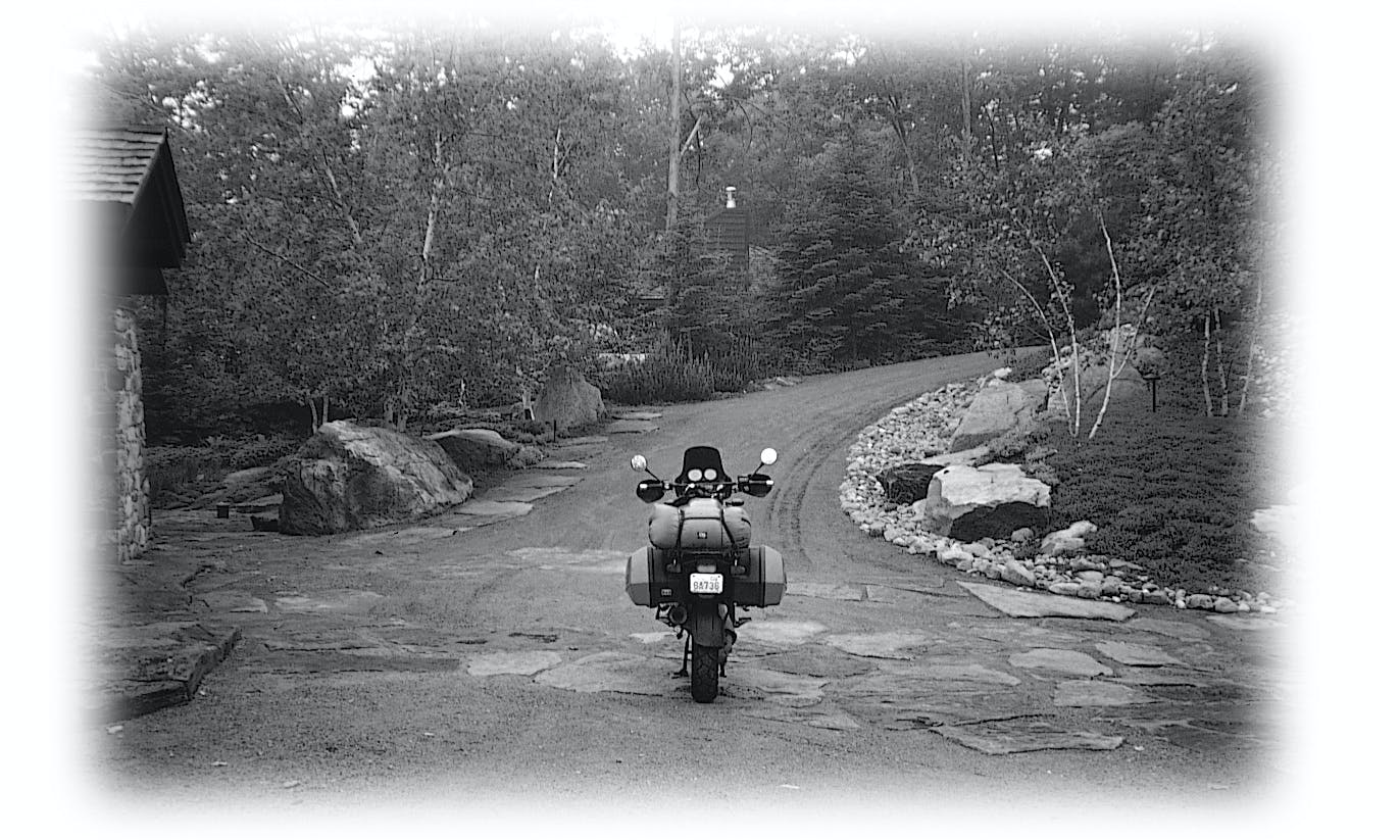 《孤魂騎士》：我騎著摩托車，全神貫注，不敢停留太久，不敢給自己時間思考