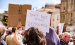 民主 遊行抗議 示威 舉牌