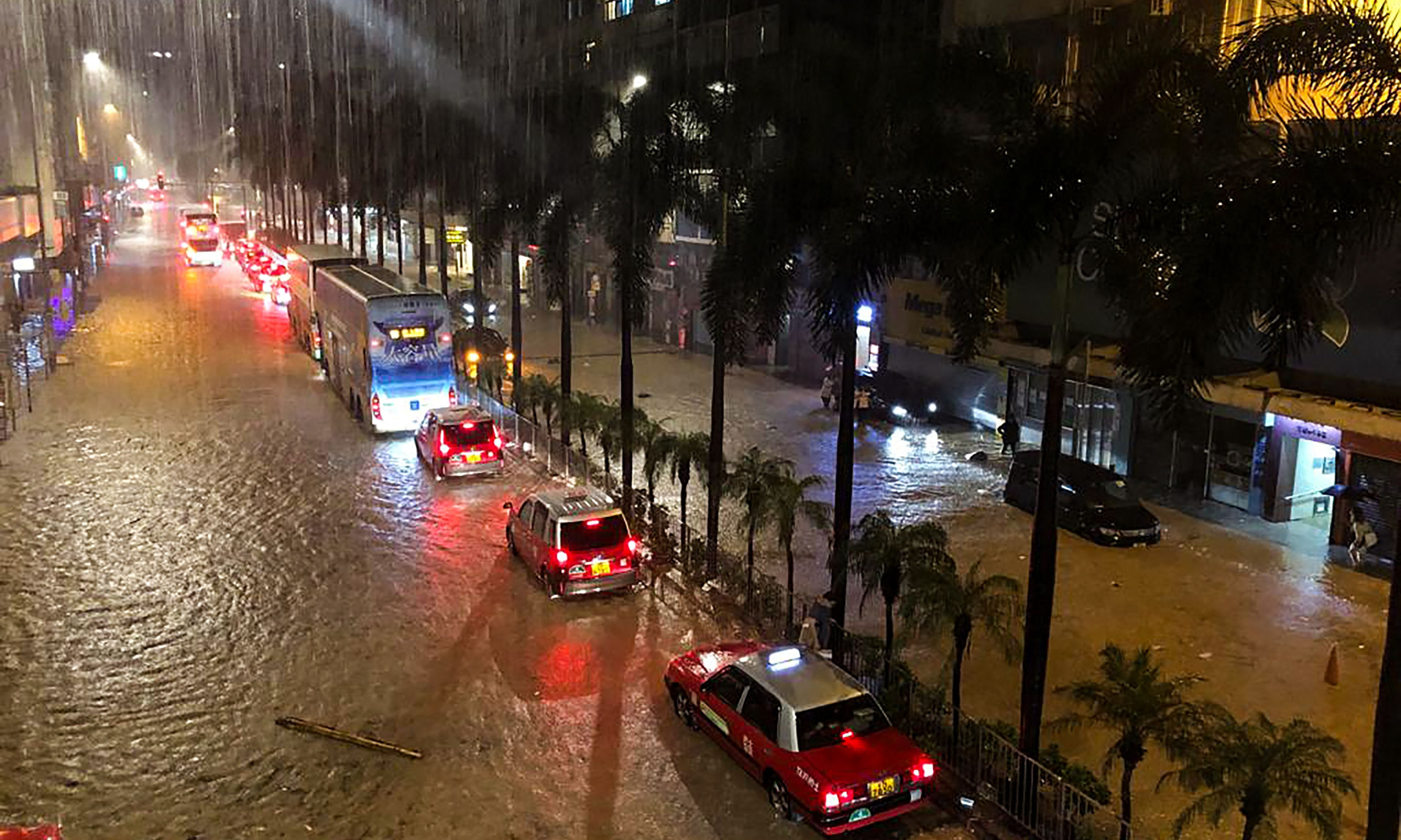 紅色暴雨警告生效 有效期至11時 - 香港文匯網