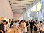 中國消費者在蘋果零售店試用手機