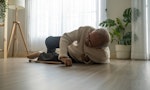 63歲周華健「重摔倒地」！長者跌倒骨折分兩大類，該如何治療？