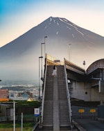 日本掛黑布阻拍富士山施工延宕、外國遊客攻佔「夢之大橋」搶拍，脫序行為惹民怨